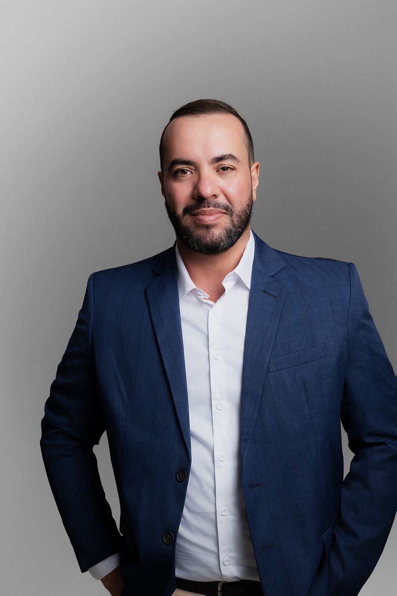 Adelvan Alcântara, psicólogo, em retrato profissional